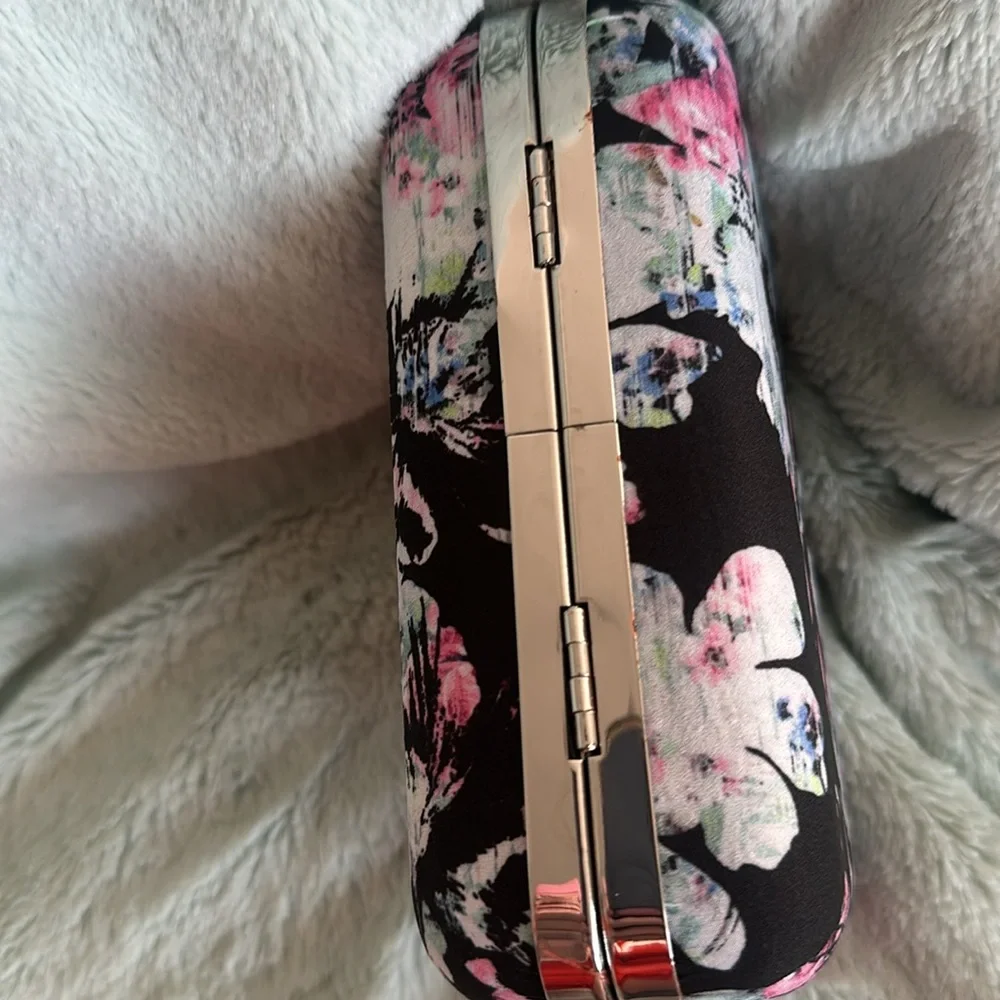NWT White House Black Market Floral Clutch - Picture 10 of 15